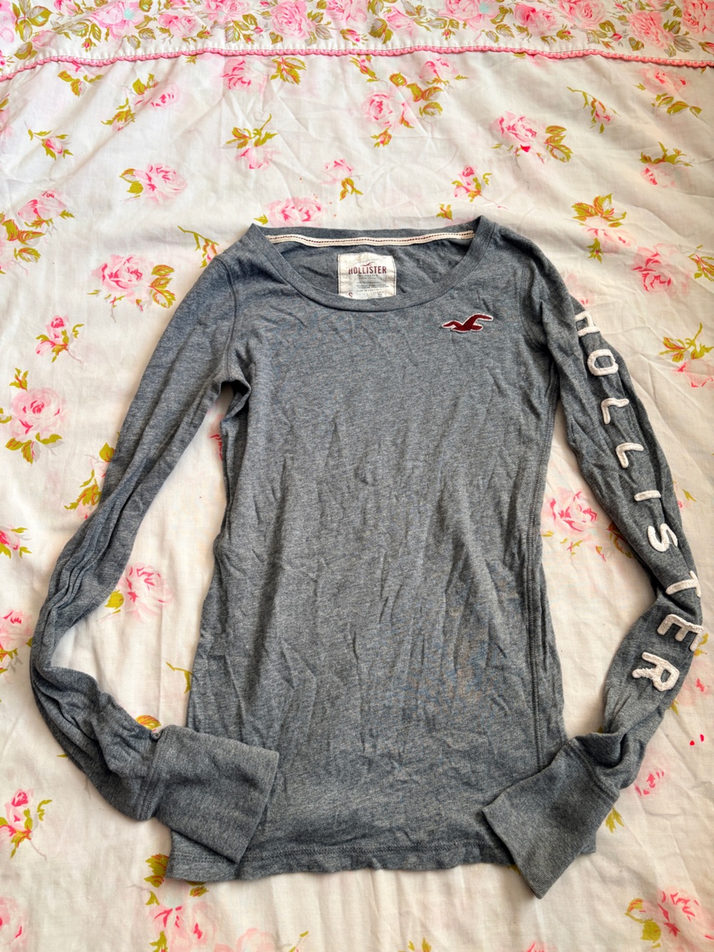 Hollister  Long-Sleeve Crew Tee in Heather Gray with Sleeve Logo